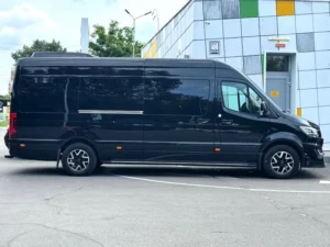черный вип микроавтобус Mercedes Sprinter w907 вид сбоку