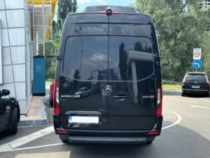 черный вип микроавтобус Mercedes Sprinter w907 вид сзади