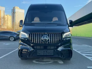 черный vip Mercedes Sprinter w907 2025 года вид спереди