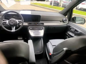 фото салона Mercedes V300d extra long 2025 передний ряд